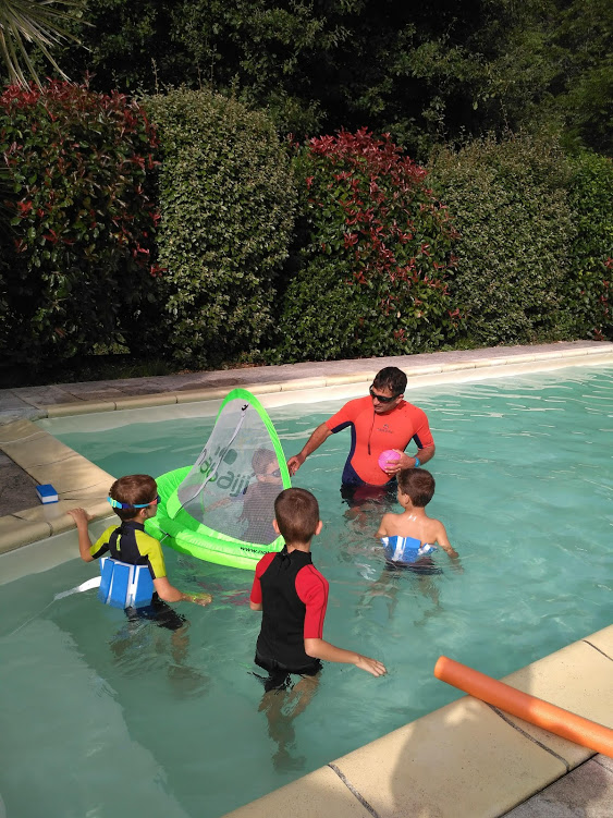 Activités aquatiques à domicile en petit groupe d'enfants.
