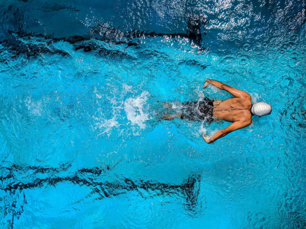 Entraînement natation les 4 nages : Papillon - Dos - Brasse - Crawl
Nageur exécutant la technique de nage en papillon. Mouvements amples simultanés des bras avec alternance de passages aquatiques (subaquatiques) et aériens. L'ensemble du corps réalise une ondulation induite par la tête jusqu'au pieds au rythme de deux ondulation par cycle complet de bras. Les hanches développent la plus grande part de la puissance. Nage éprouvante sur le plan physique, elle nécessite donc une bonne condition physique (force/endurance) ainsi qu'une excellente technique et
coordination tête/bras/tronc/jambes tronc.